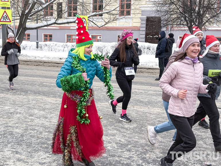 Больше 1000 человек пробежали 2026 метров по центру Томска