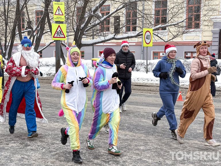 Больше 1000 человек пробежали 2026 метров по центру Томска