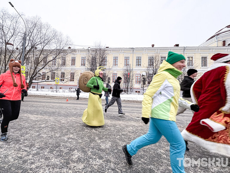 Больше 1000 человек пробежали 2026 метров по центру Томска