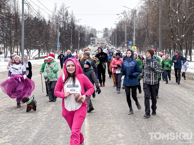 Больше 1000 человек пробежали 2026 метров по центру Томска