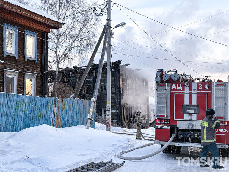 Пожар в историческом доме из «Списка-701» на улице Мамонтова в Томске — фото
