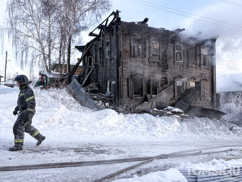 Пожар в историческом доме из «Списка-701» на улице Мамонтова в Томске — фото