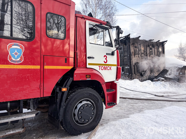Пожар в историческом доме из «Списка-701» на улице Мамонтова в Томске — фото