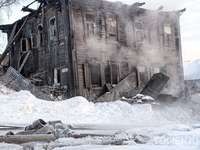 Пожар в историческом доме из «Списка-701» на улице Мамонтова в Томске — фото
