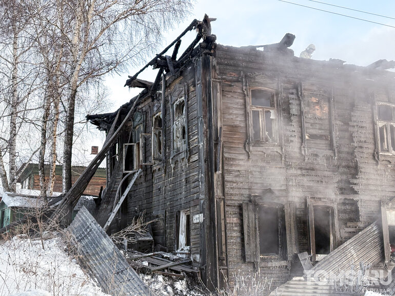 Пожар в историческом доме из «Списка-701» на улице Мамонтова в Томске — фото