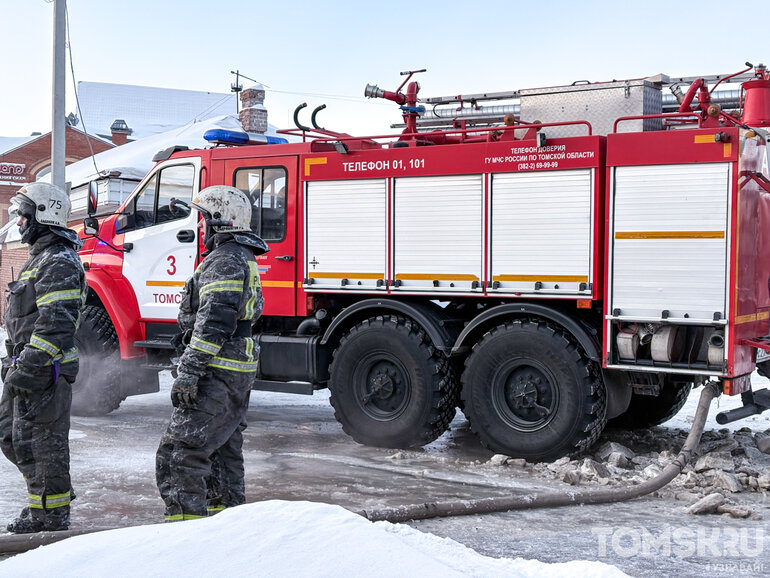 Пожар в историческом доме из «Списка-701» на улице Мамонтова в Томске — фото