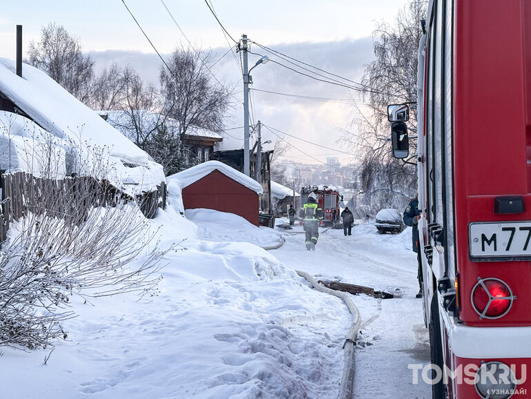 Пожар в историческом доме из «Списка-701» на улице Мамонтова в Томске — фото