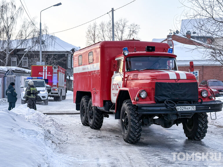 Пожар в историческом доме из «Списка-701» на улице Мамонтова в Томске — фото