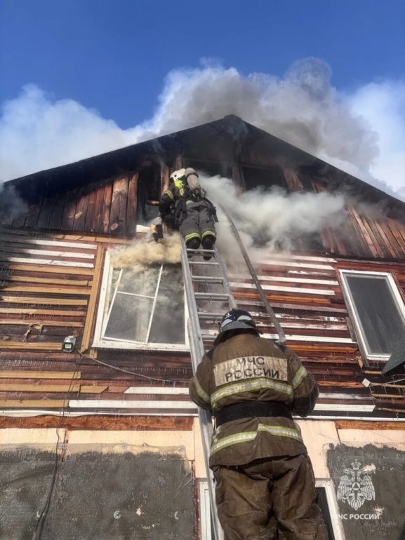 Два человека эвакуировались при пожаре в Томском районе