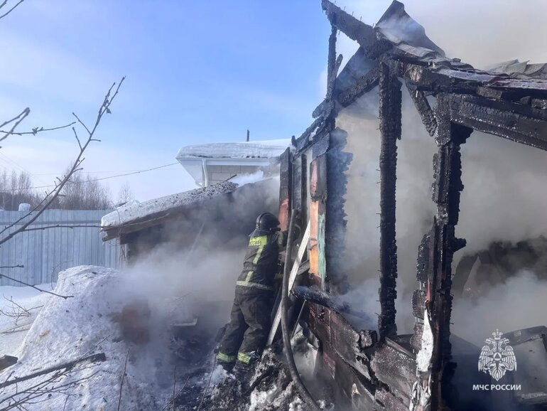 Два человека эвакуировались при пожаре в Томском районе