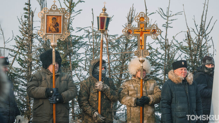 Как томичи в -35°C в крещенскую прорубь окунались — фоторепортаж