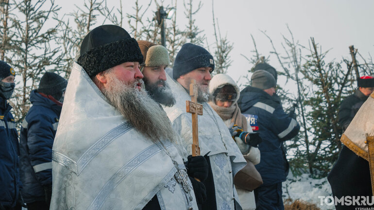 Как томичи в -35°C в крещенскую прорубь окунались — фоторепортаж