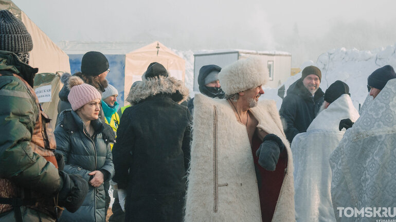 Как томичи в -35°C в крещенскую прорубь окунались — фоторепортаж