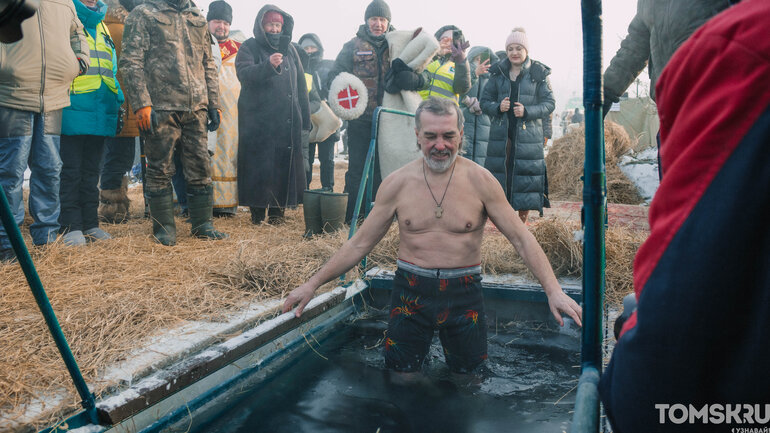 Как томичи в -35°C в крещенскую прорубь окунались — фоторепортаж
