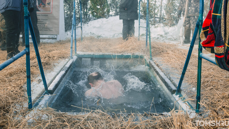 Как томичи в -35°C в крещенскую прорубь окунались — фоторепортаж