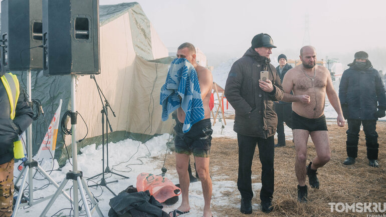 Как томичи в -35°C в крещенскую прорубь окунались — фоторепортаж
