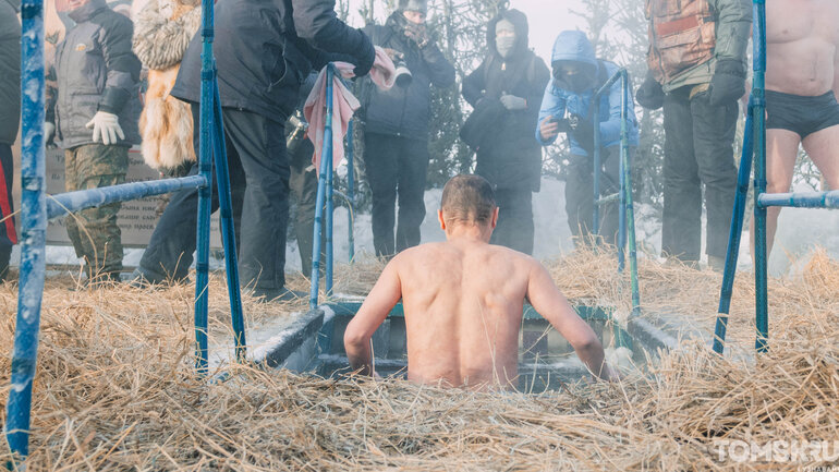 Как томичи в -35°C в крещенскую прорубь окунались — фоторепортаж