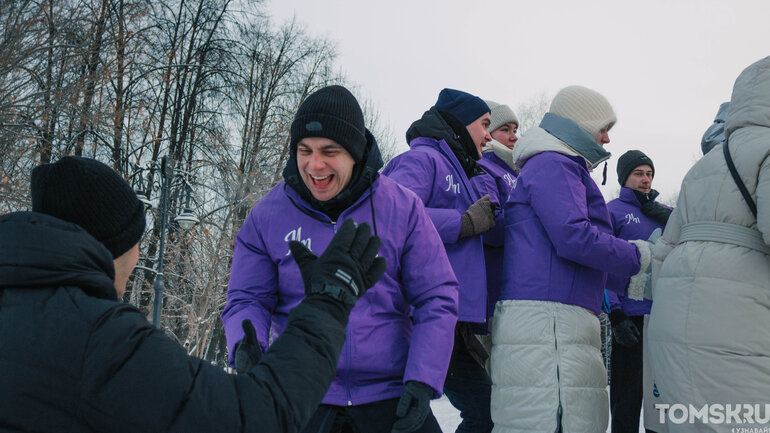 Томичи «утеплили» памятник святой Татьяне в День студента