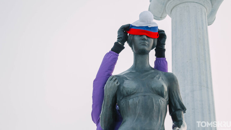 Томичи «утеплили» памятник святой Татьяне в День студента