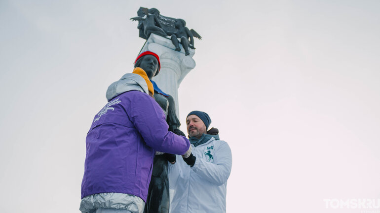 Томичи «утеплили» памятник святой Татьяне в День студента