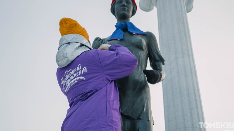 Томичи «утеплили» памятник святой Татьяне в День студента