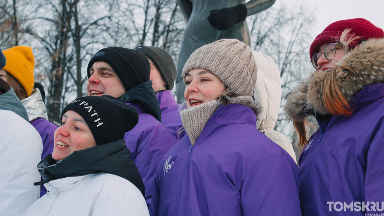 Томичи «утеплили» памятник святой Татьяне в День студента