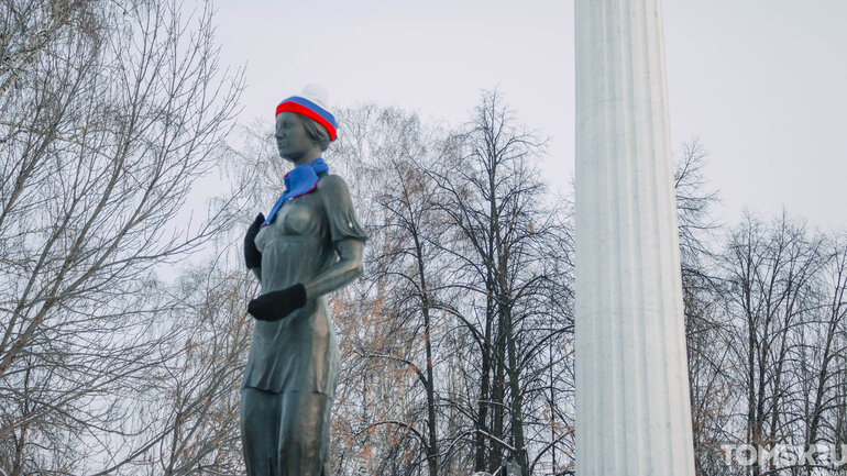 Томичи «утеплили» памятник святой Татьяне в День студента