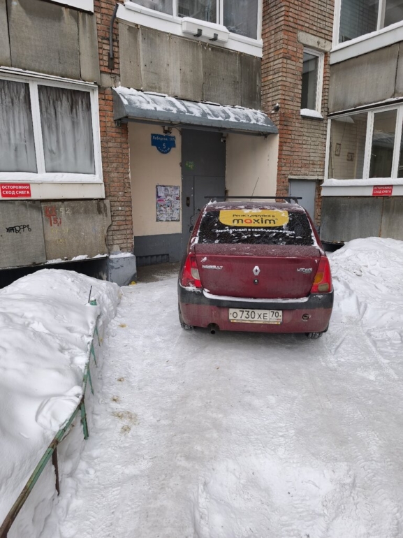 Мастера томской парковки: закрытый подъезд или стоянка на рельсах