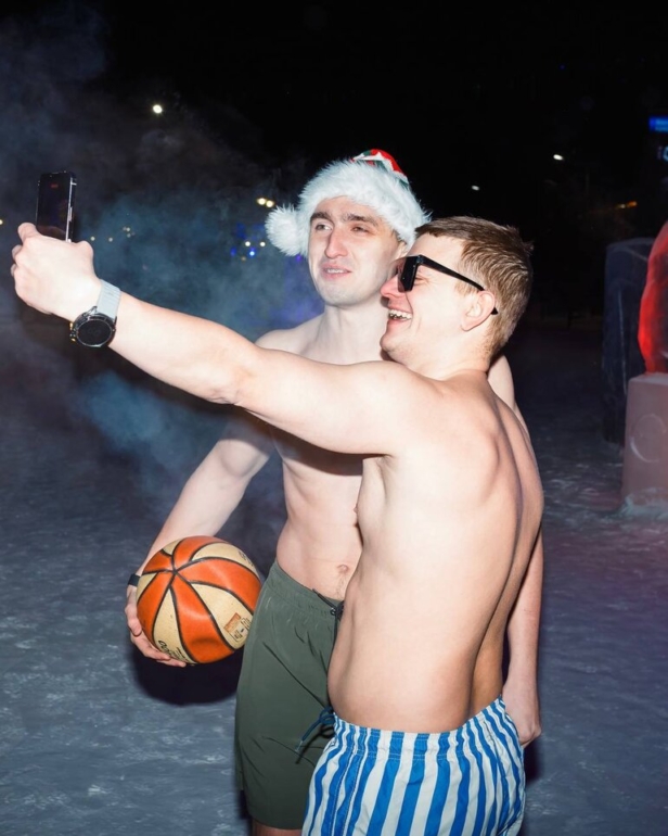 Томичи в купальниках вышли на мороз, чтобы напомнить: скоро лето!