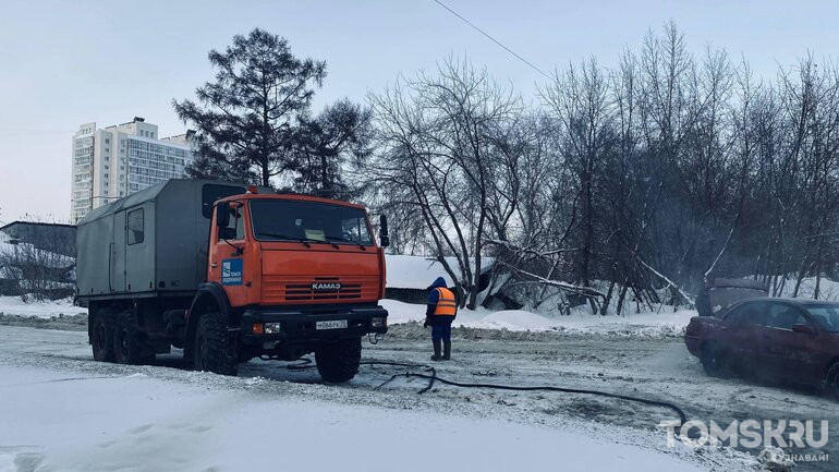 Каток, застывшая грязь и ДТП: как в Томске «парализовало» улицу Сибирскую