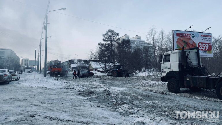 Каток, застывшая грязь и ДТП: как в Томске «парализовало» улицу Сибирскую