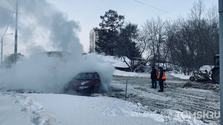Каток, застывшая грязь и ДТП: как в Томске «парализовало» улицу Сибирскую