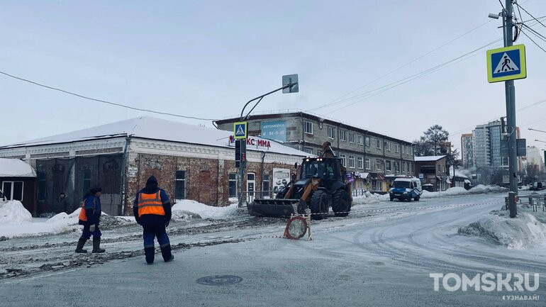 Каток, застывшая грязь и ДТП: как в Томске «парализовало» улицу Сибирскую