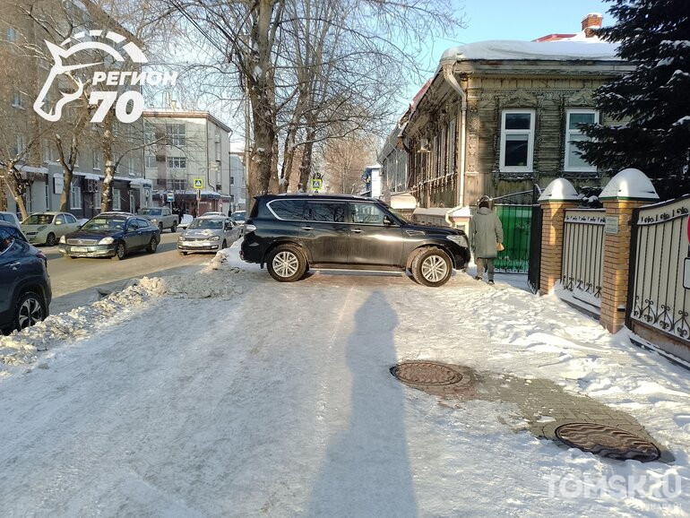 Мастера томской парковки: гость из Калуги и другие короли тротуара