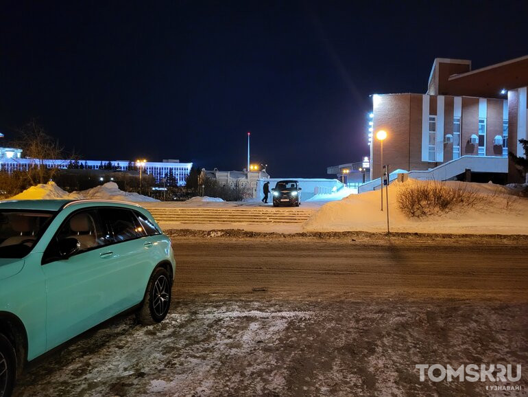 Мастера томской парковки: ночной герой БКЗ или новые короли тротуара