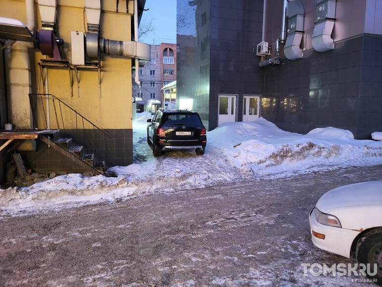 Мастера томской парковки: снежные проблемы или стоянка на «зебре»