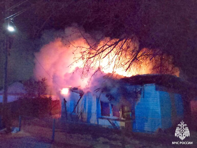 При пожаре в селе Первомайское Томской области пострадала женщина