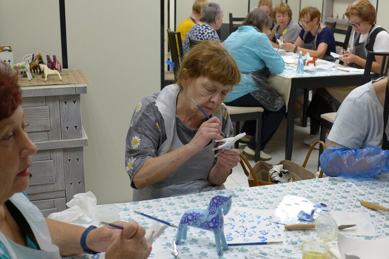 «Кедровая мастерская»: томские пенсионеры смогут обучиться сибирскому ремеслу