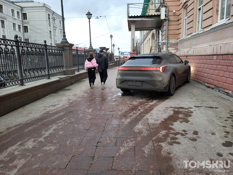 Мастера томской парковки: перекрытые проходы или помехи на тротуарах