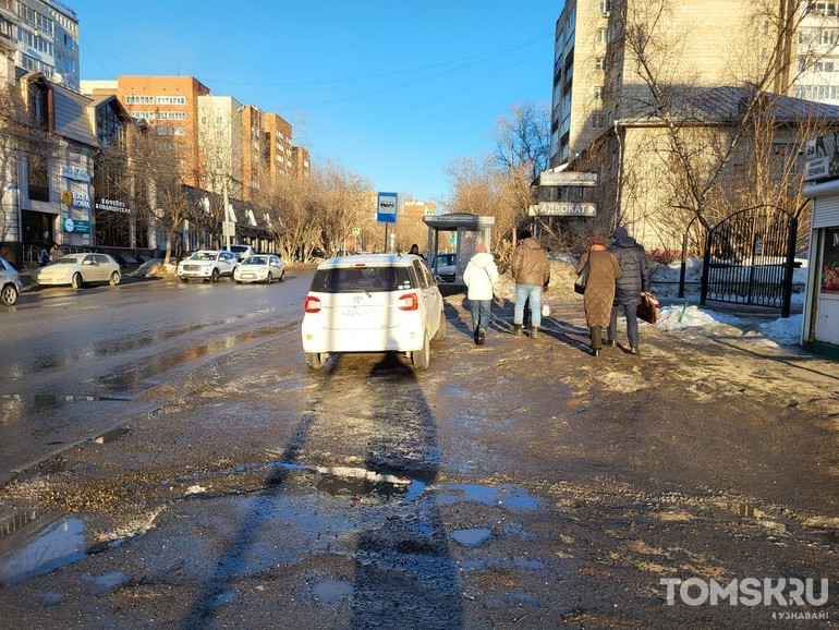 Мастера томской парковки: перекрытые проходы или помехи на тротуарах