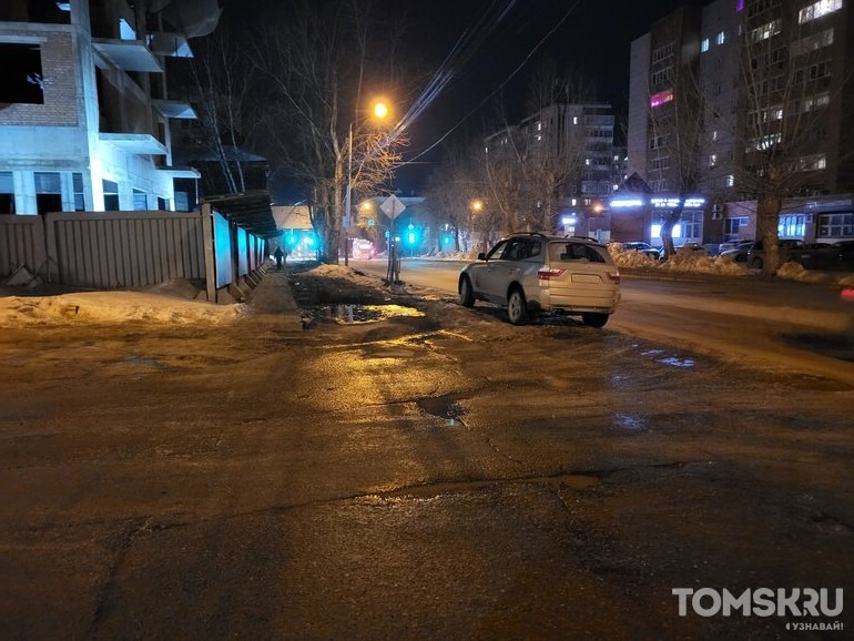 Мастера томской парковки: перекрытые проходы или помехи на тротуарах