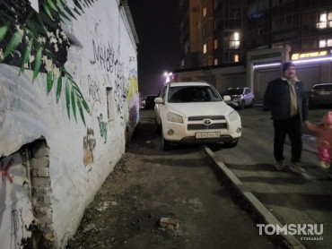 Мастера томской парковки: перекрытые проходы или помехи на тротуарах