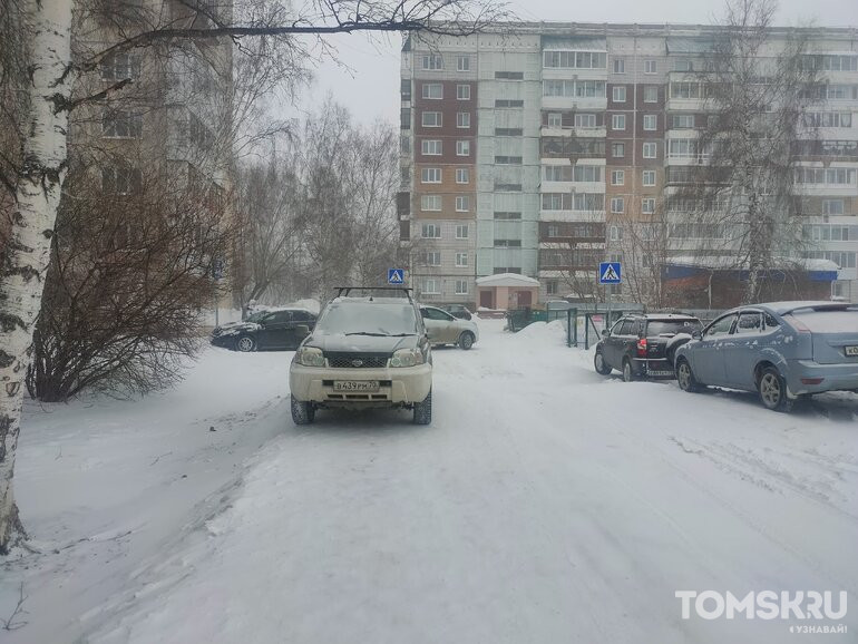 Мастера томской парковки: препятствия для ходьбы или перекрытые «зебры»