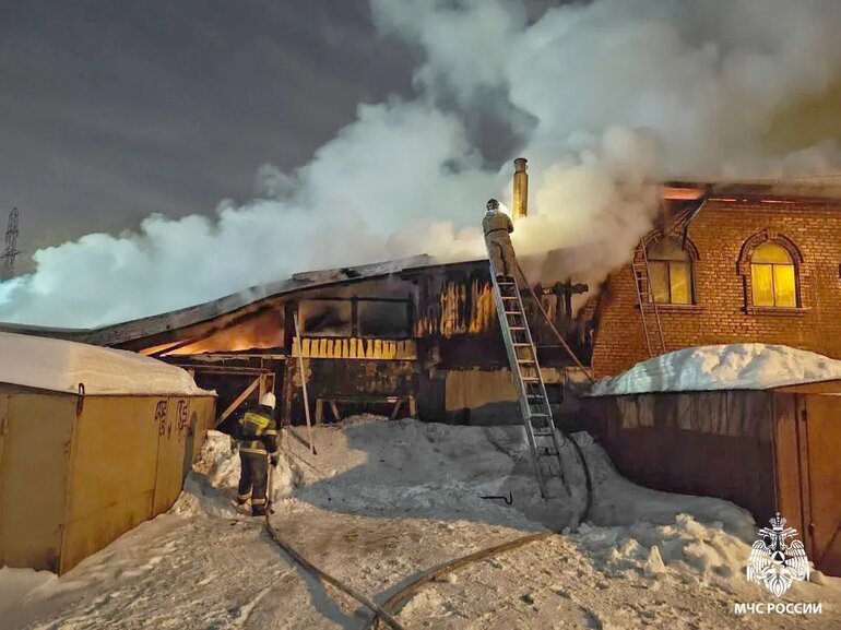 Часть крыши рухнула при пожаре в производственном здании в Томске