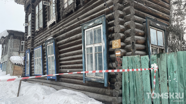 Часть крыши обрушилась в историческом жилом доме в Томске
