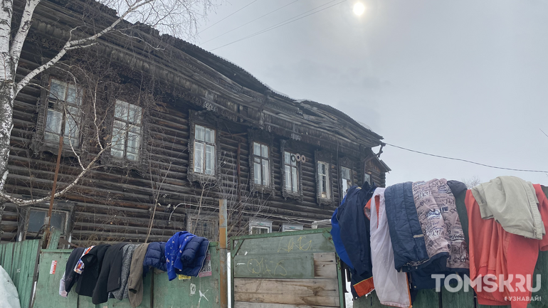 Часть крыши обрушилась в историческом жилом доме в Томске