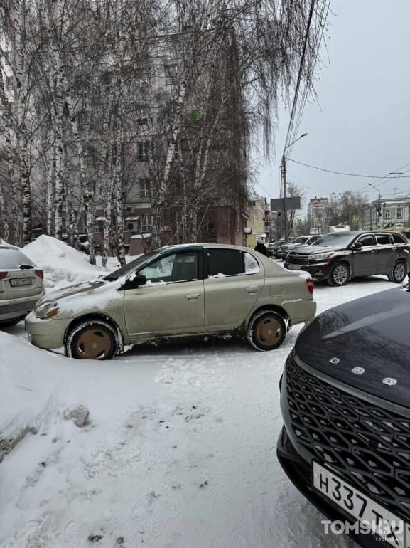 Мастера томской парковки: препятствия для ходьбы или перекрытые «зебры»