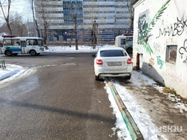 Мастера томской парковки: кошмар на тротуаре или погодные условия