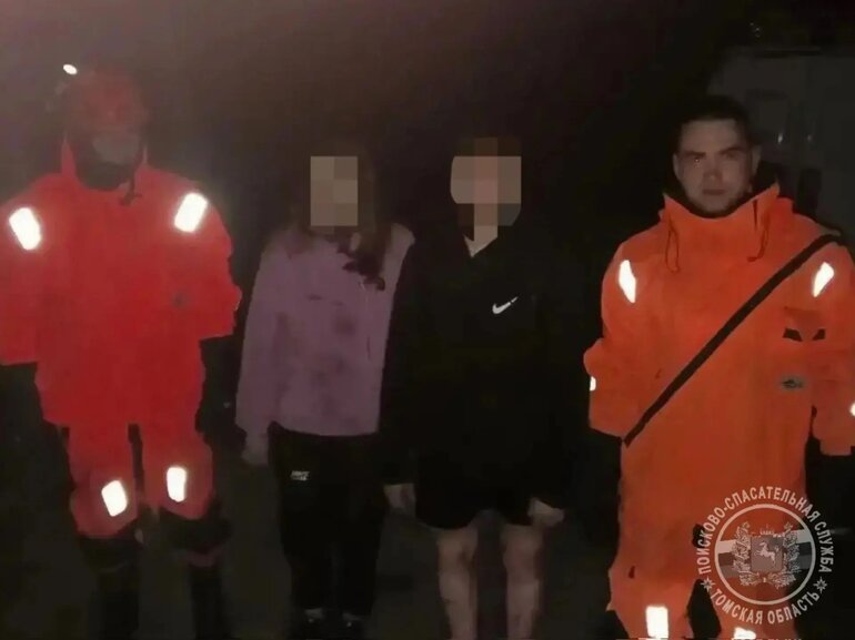 Спасатели больше километра преследовали льдину с людьми на Томи