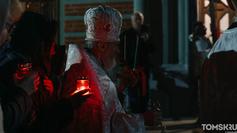 Пасхальная ночь в Томске: как прошла служба в Петропавловском соборе